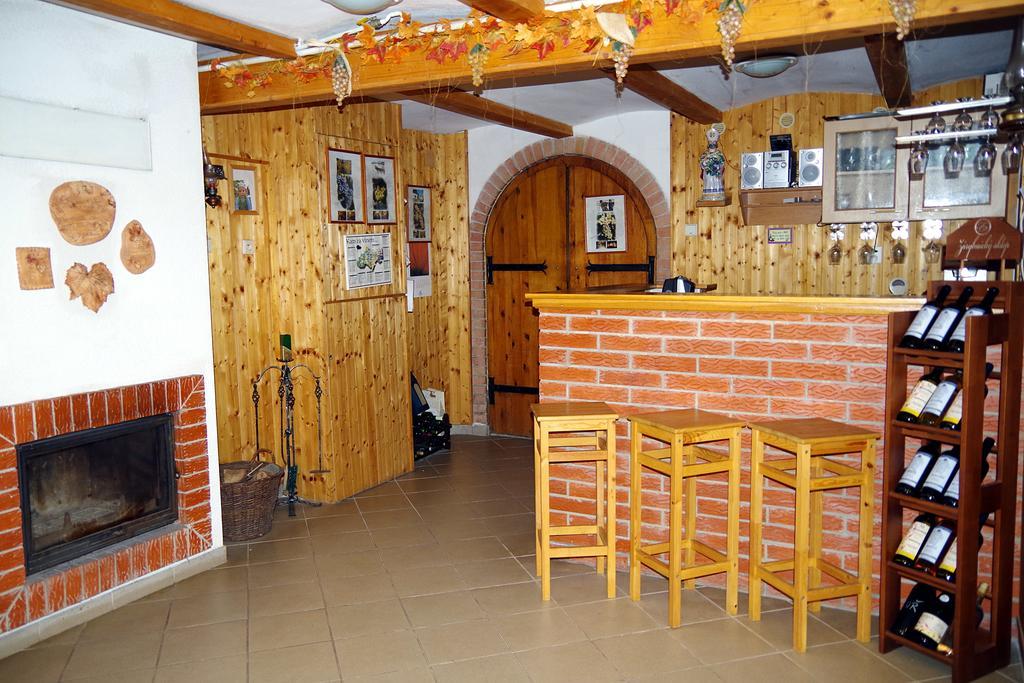 Sklep U Veselych Apartment Mutenice Exterior photo