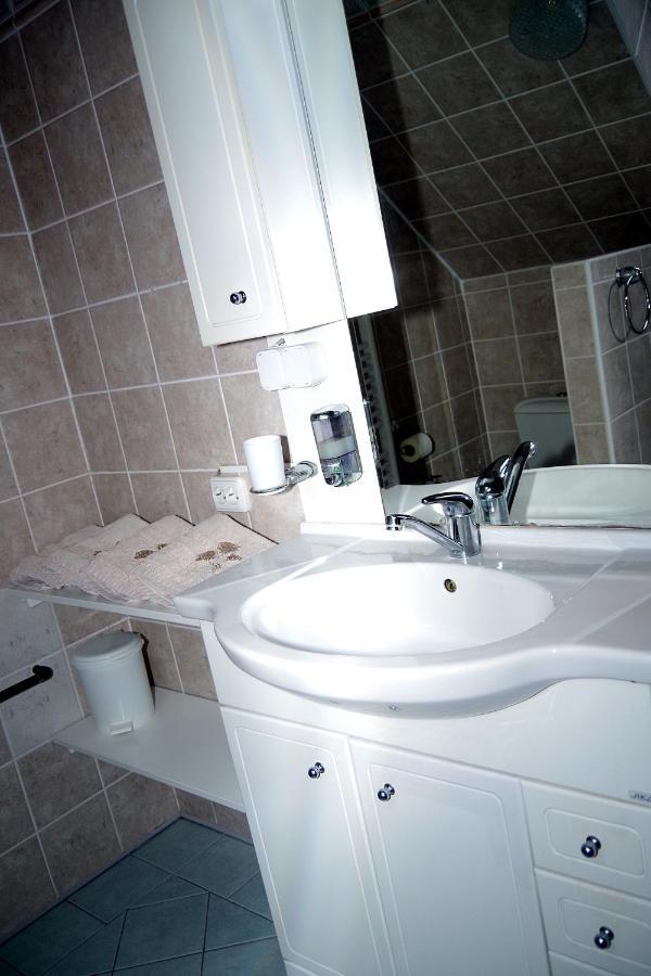 Sklep U Veselych Apartment Mutenice Exterior photo