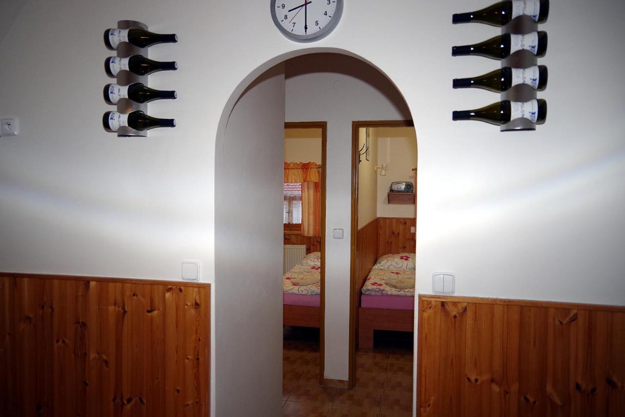 Sklep U Veselych Apartment Mutenice Exterior photo